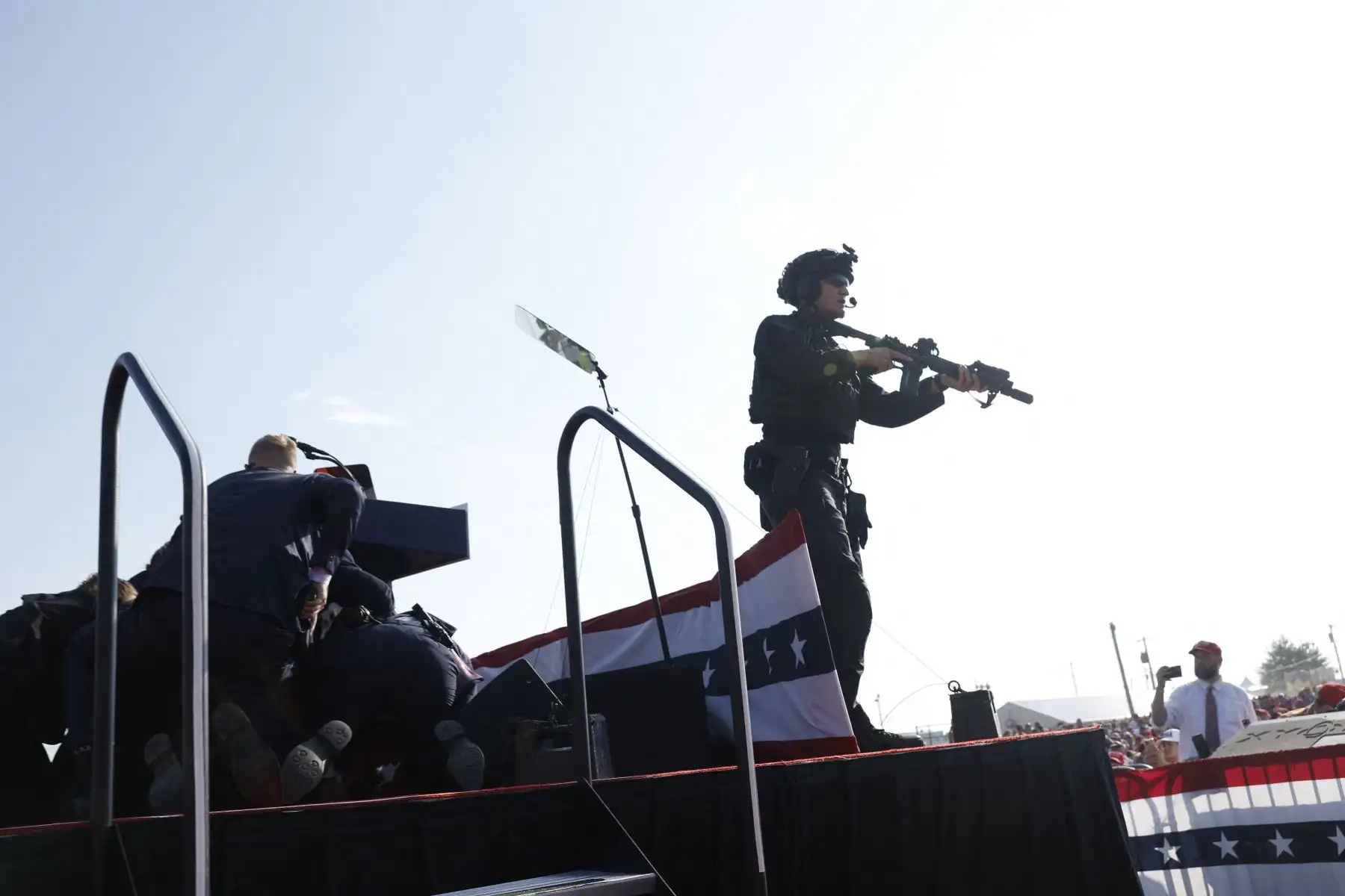 2024. Donald Trump, es sacado del escenario durante un mitin el 13 de julio de 2024 en Butler, Pensilvania. 
Foto: AFP