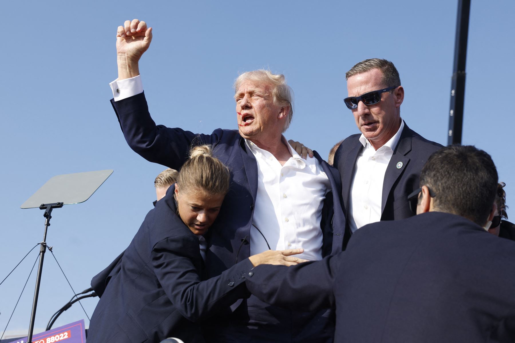 El candidato presidencial republicano, el expresidente Donald Trump, es sacado del escenario durante un mitin el 13 de julio de 2024 en Butler, Pensilvania. 
Foto: AFP