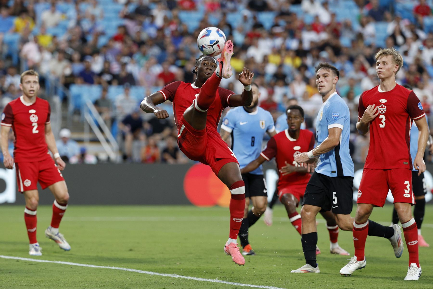 El canadiense Ismael Kone dispara para anotar el 1-1 ante Uruguay durante el partido por el tercer puesto de la CONMEBOL Copa América 2024 en Charlotte, Carolina del Norte .
Foto: EFE