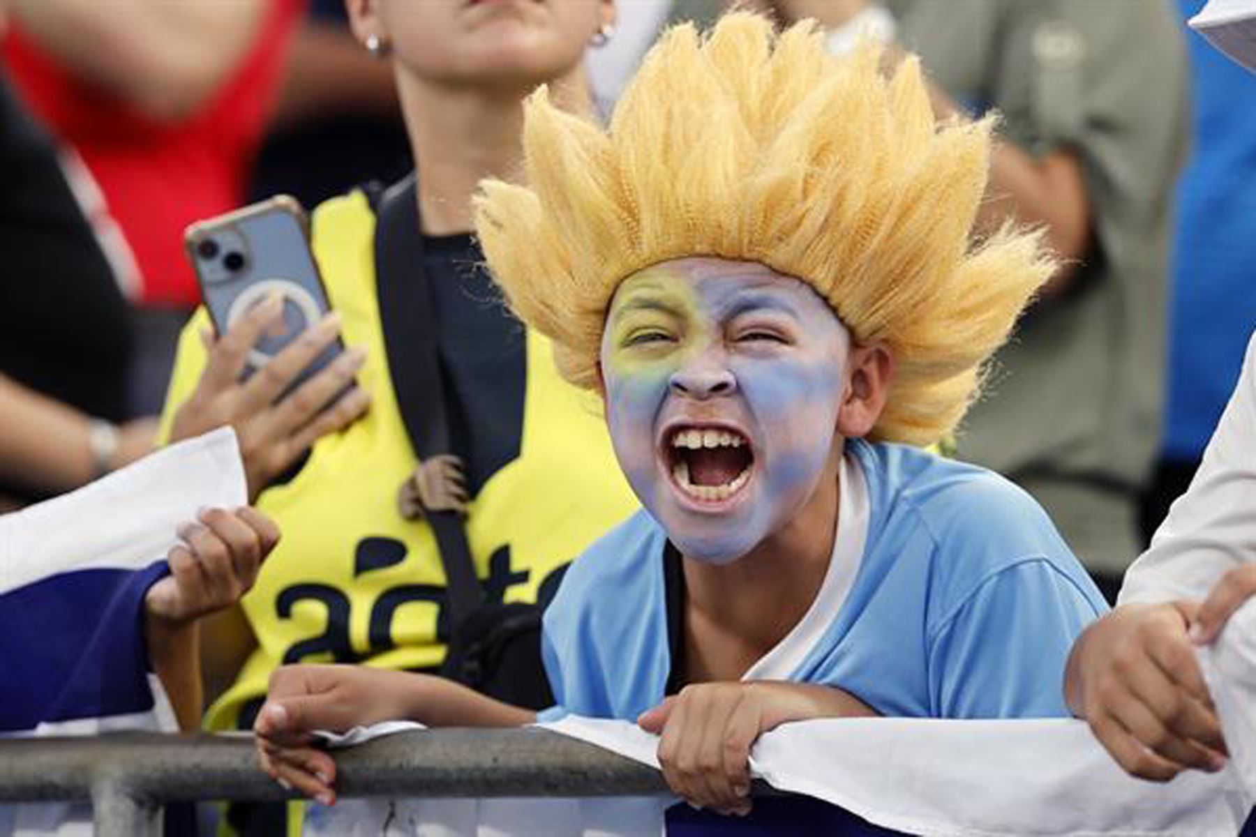 Un joven aficionado uruguayo anima a su equipo durante el partido por el tercer puesto de la CONMEBOL Copa América 2024 entre Canadá y Uruguay, en Charlotte, Carolina del Norte.
Foto: EFE