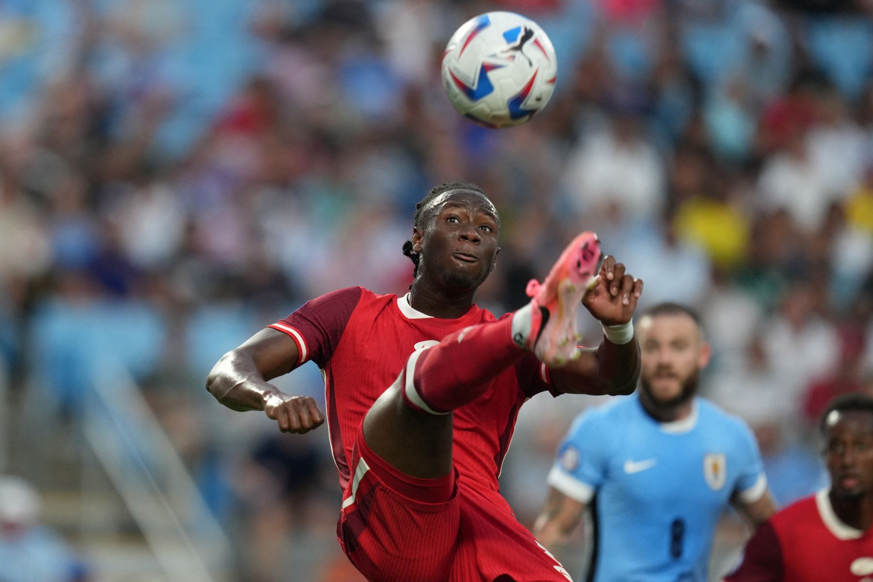 Ismael Kone de Canadá anota el primer gol del equipo durante el partido por el tercer lugar de la CONMEBOL Copa América 2024 entre Uruguay y Canadá en el estadio Bank of America en Charlotte, Carolina del Norte. 
Foto: AFP