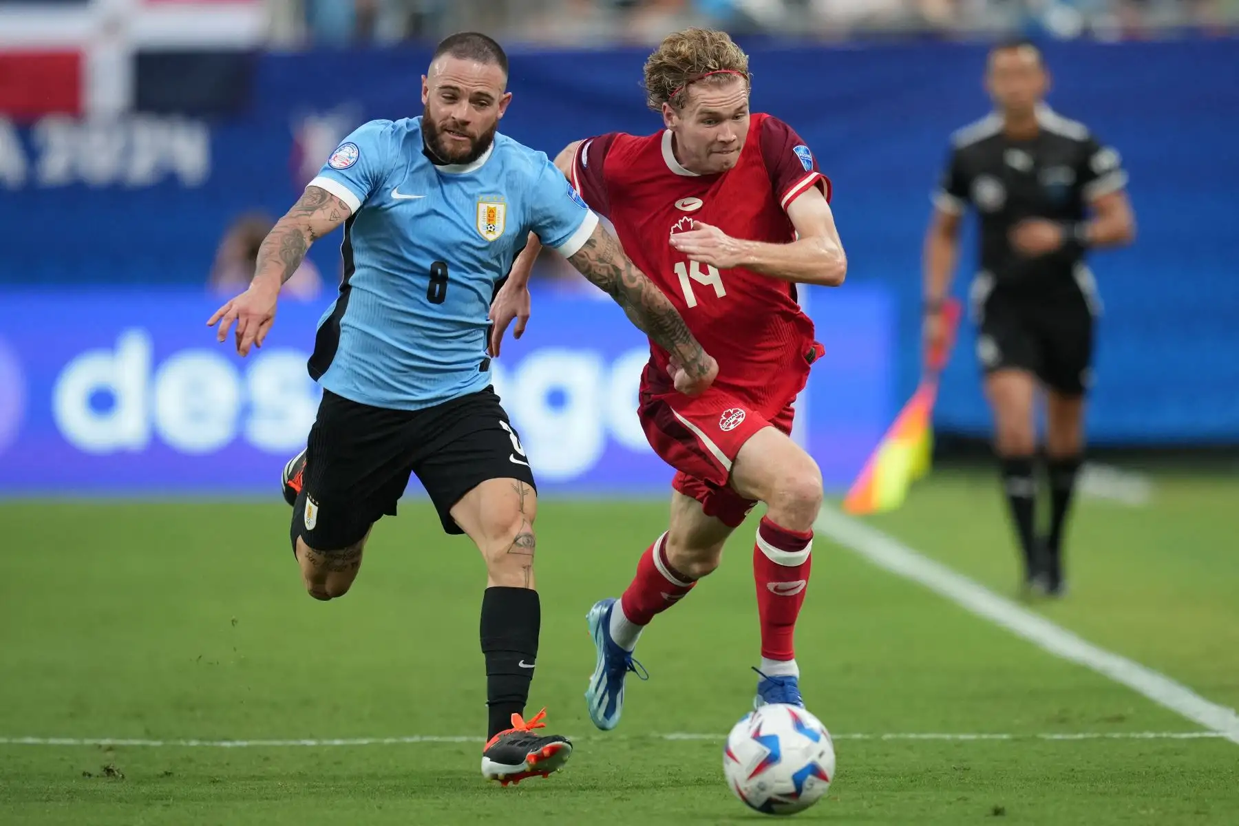 Nahitan Nandez de Uruguay y Jacob Shaffelburg de Canadá luchan por el balón durante el partido por el tercer lugar de la CONMEBOL Copa América 2024 entre Uruguay y Canadá en el estadio Bank of America el 13 de julio de 2024 en Charlotte, Carolina del Norte. 
Foto: AFP