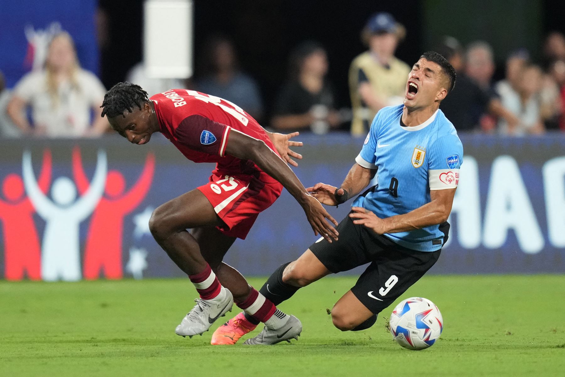 Moïse Bombito de Canadá y Luis Suárez de Uruguay luchan por el balón durante el partido por el tercer lugar de la CONMEBOL Copa América 2024 entre Uruguay y Canadá en el estadio Bank of America .
Foto: AFP