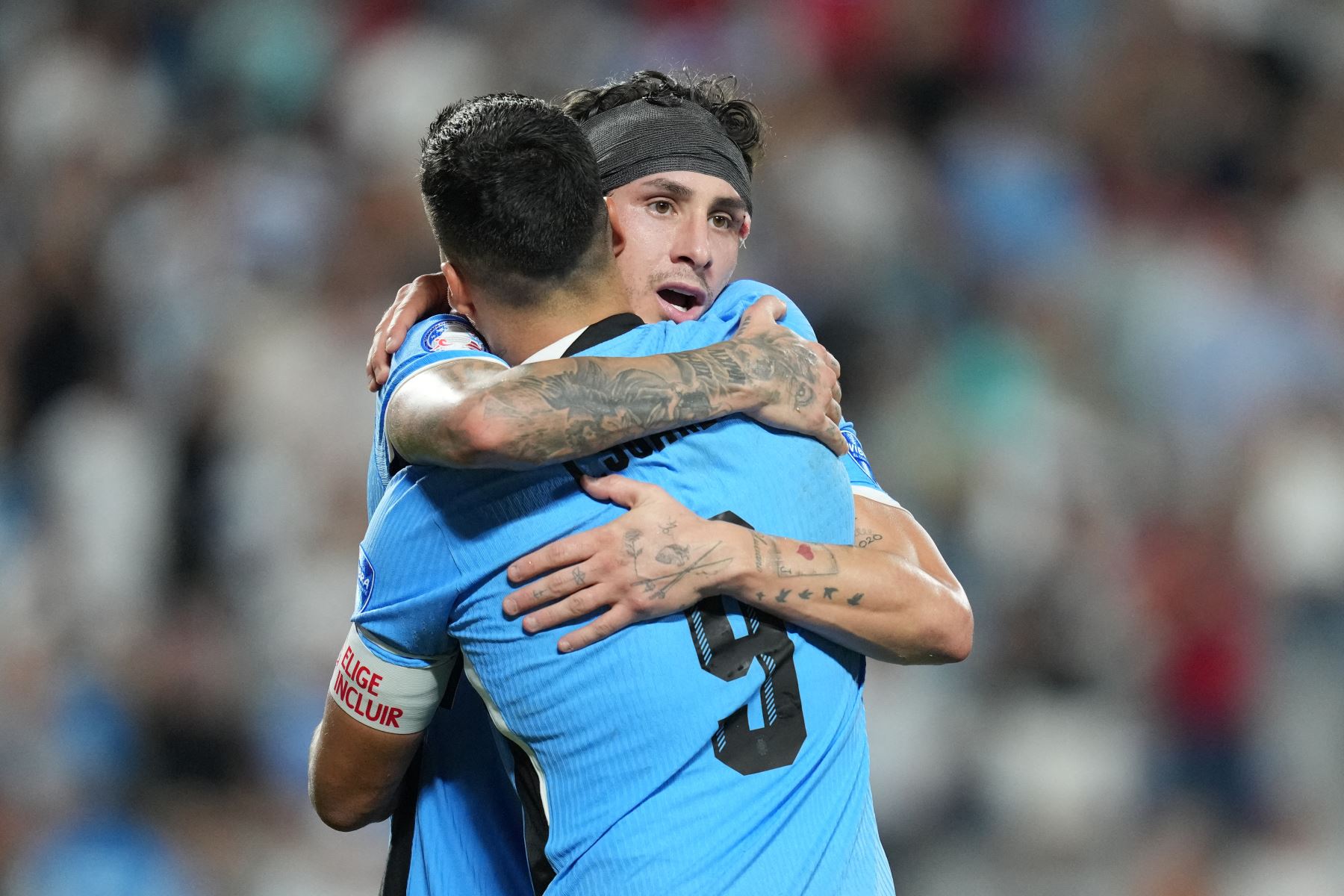 Luis Suárez de Uruguay celebra con su compañero José María Giménez luego de anotar el segundo gol del equipo durante el partido por el tercer lugar de la CONMEBOL Copa América 2024 entre Uruguay y Canadá en el estadio Bank of America .
Foto: AFP