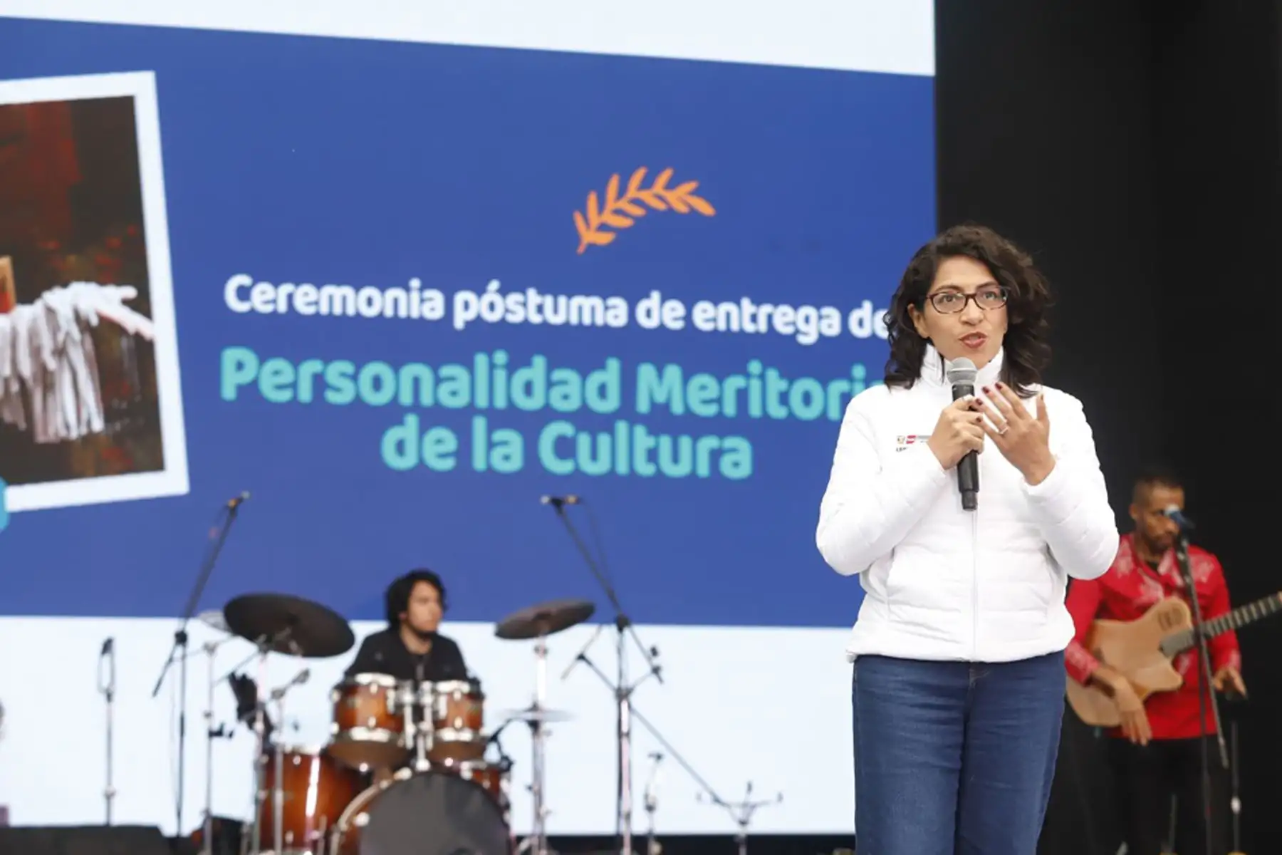 La ministra de Cultura, Leslie Urteaga otorga  el reconocimiento póstumo de Personalidad Meritoria de la Cultura a la animadora de televisión Yola Polastri, quien falleció el pasado domingo 7 de julio.
Foto: Mincul