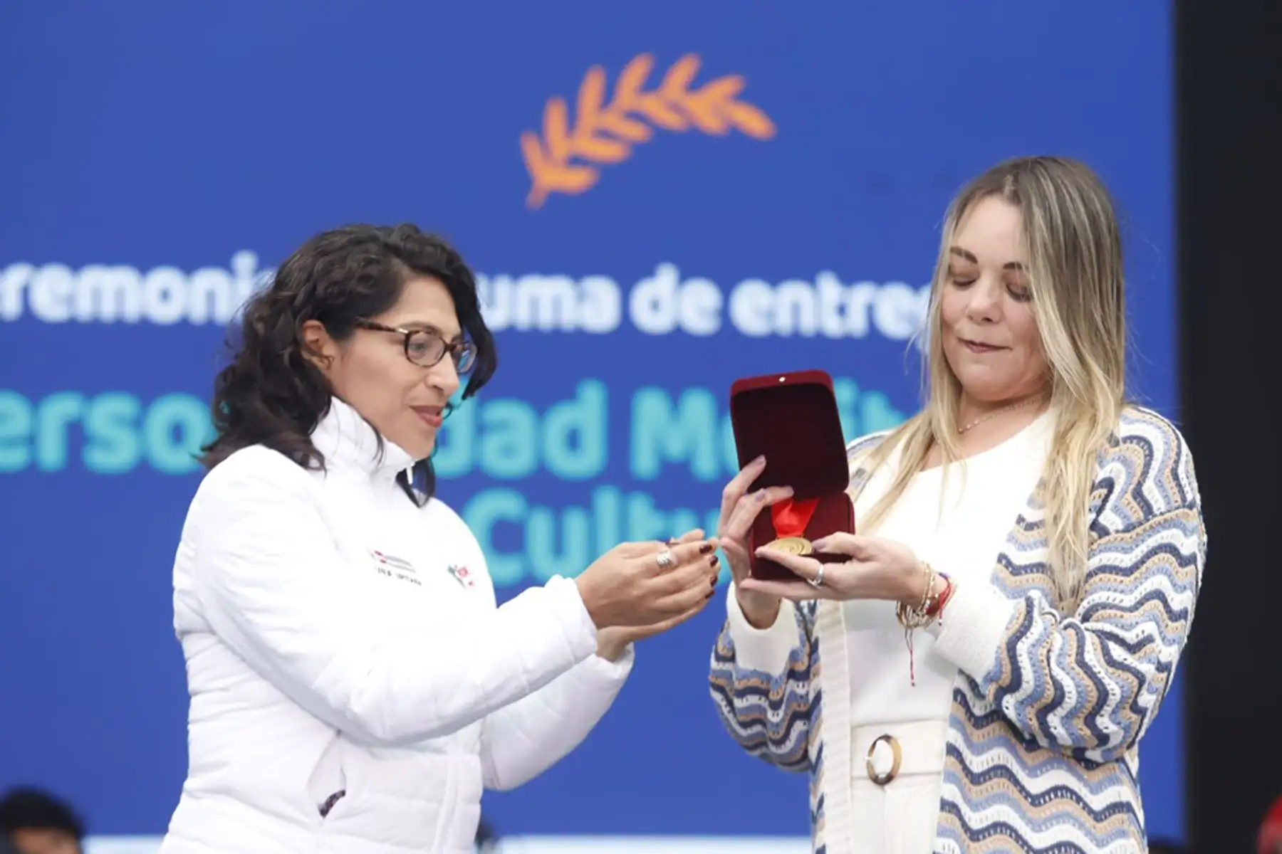 La ministra de Cultura, Leslie Urteaga otorga  el reconocimiento póstumo de Personalidad Meritoria de la Cultura a la animadora de televisión Yola Polastri, quien falleció el pasado domingo 7 de julio.
Foto: Mincul