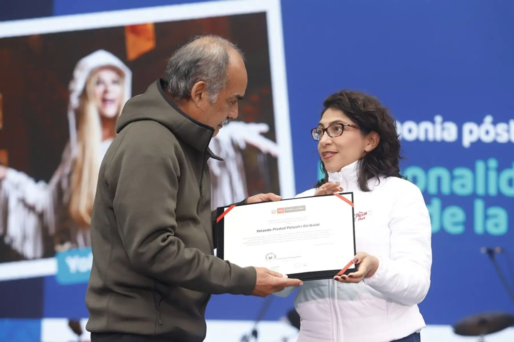 La ministra de Cultura, Leslie Urteaga otorga  el reconocimiento póstumo de Personalidad Meritoria de la Cultura a la animadora de televisión Yola Polastri, quien falleció el pasado domingo 7 de julio.
Foto: Mincul