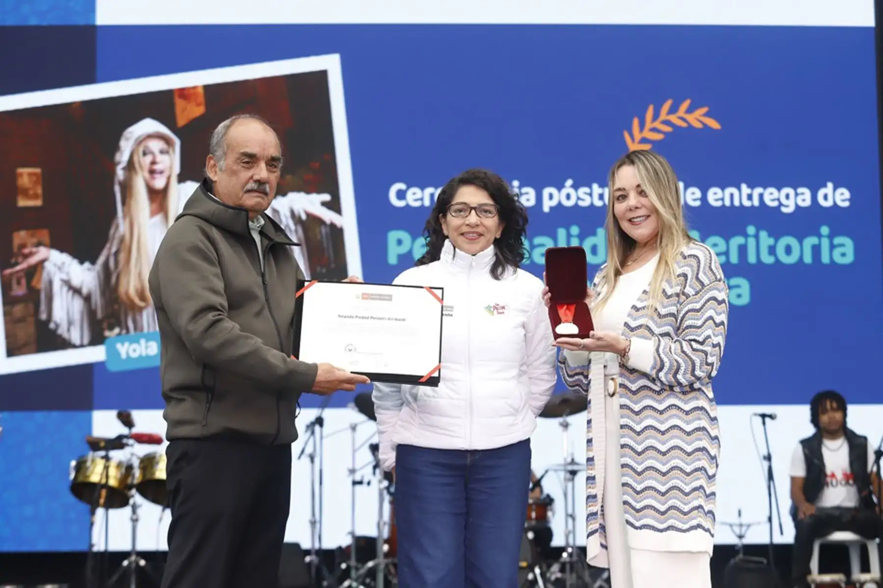 La ministra de Cultura, Leslie Urteaga otorga  el reconocimiento póstumo de Personalidad Meritoria de la Cultura a la animadora de televisión Yola Polastri, quien falleció el pasado domingo 7 de julio.
Foto: Mincul