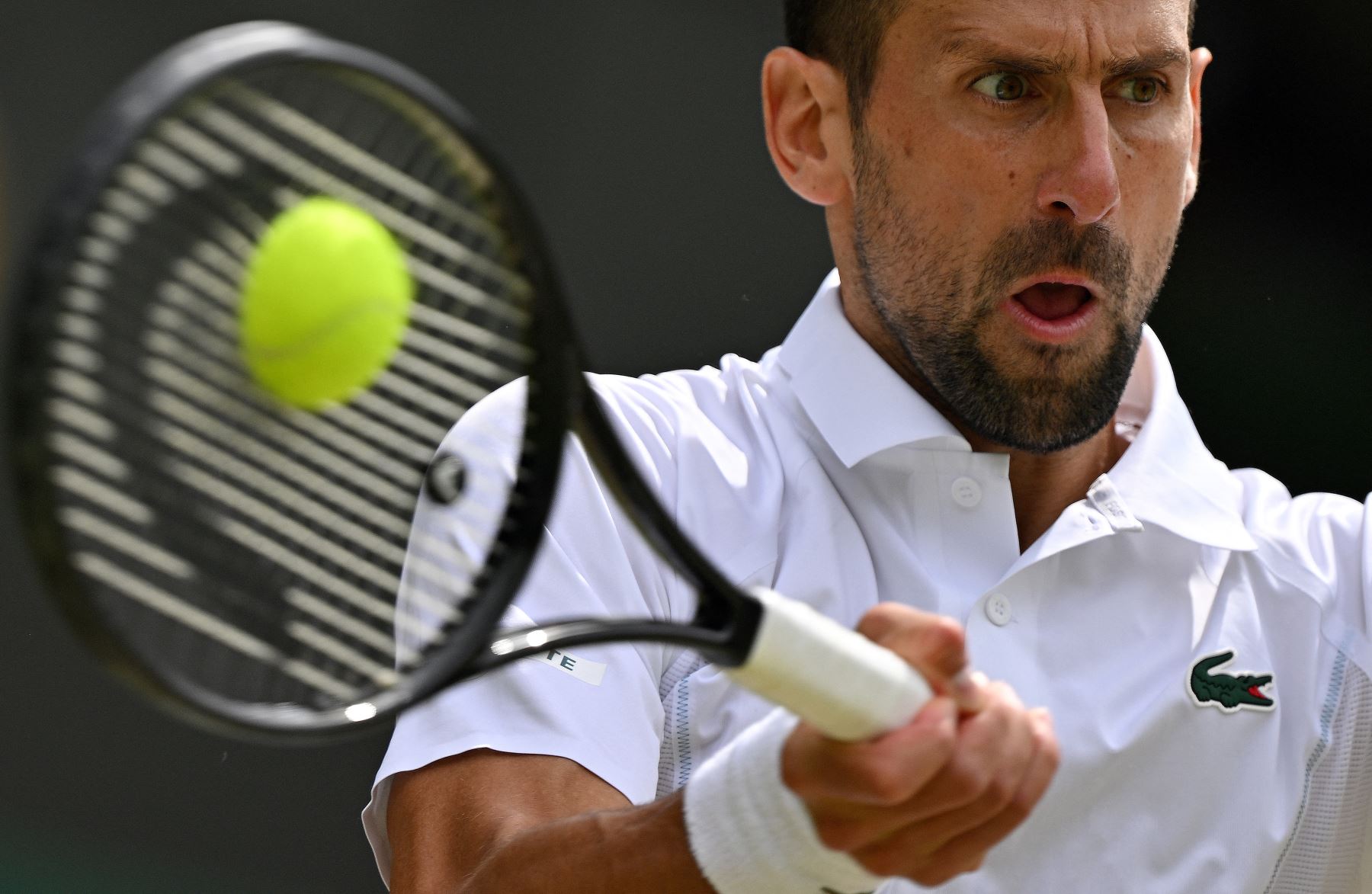 El serbio Novak Djokovic se enfrenta contra el español Carlos Alcaraz durante su último partido de tenis individual masculino en el decimocuarto día del Campeonato de Wimbledon 2024. Foto: AFP