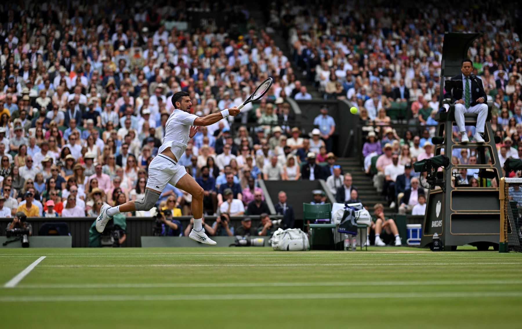 Novak Djokovic contra el español Carlos Alcaraz durante su último partido de tenis individual masculino en el decimocuarto día del Campeonato de Wimbledon 2024. AFP