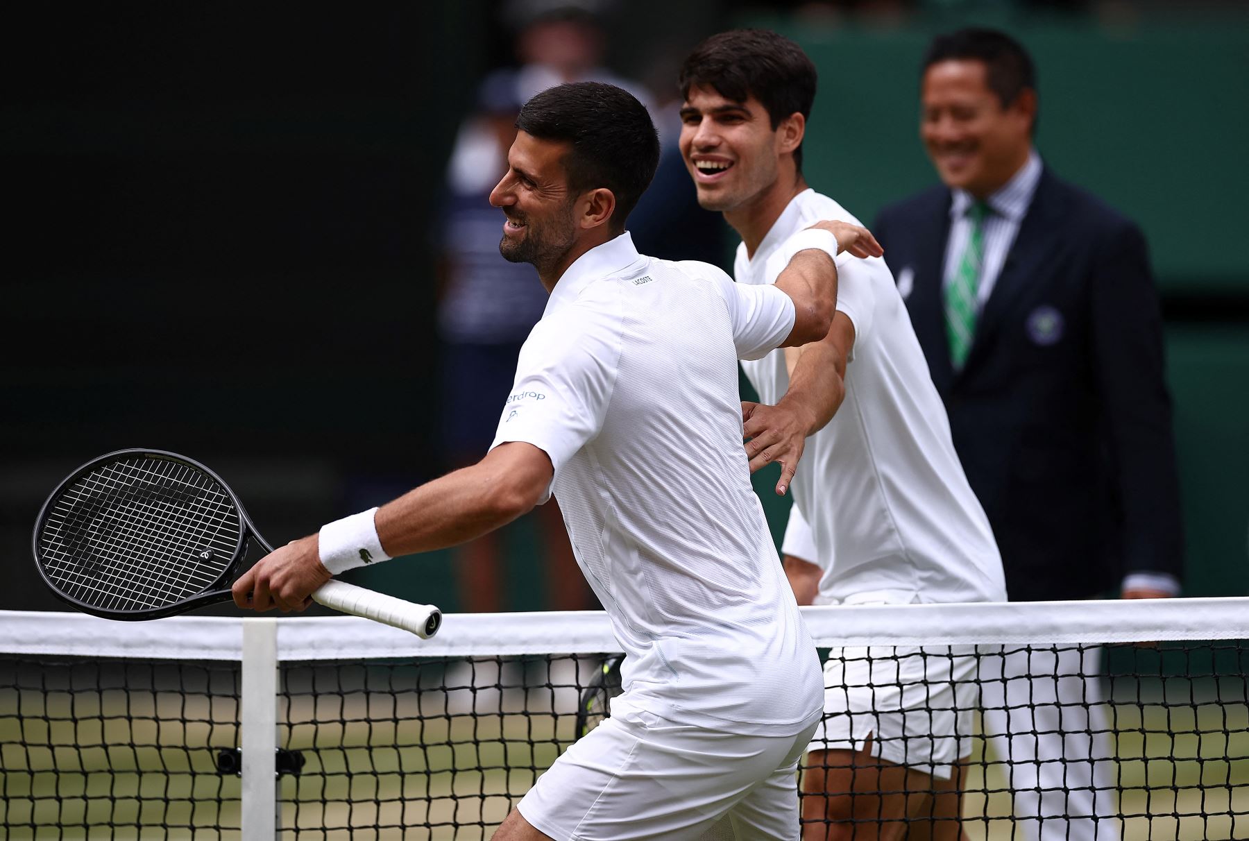 Novak Djokovic  de Serbia y Carlos Alcaraz  de España se saludan antes del inicio de su partido final de tenis individual masculino en el decimocuarto día del Campeonato de Wimbledon de 2024.