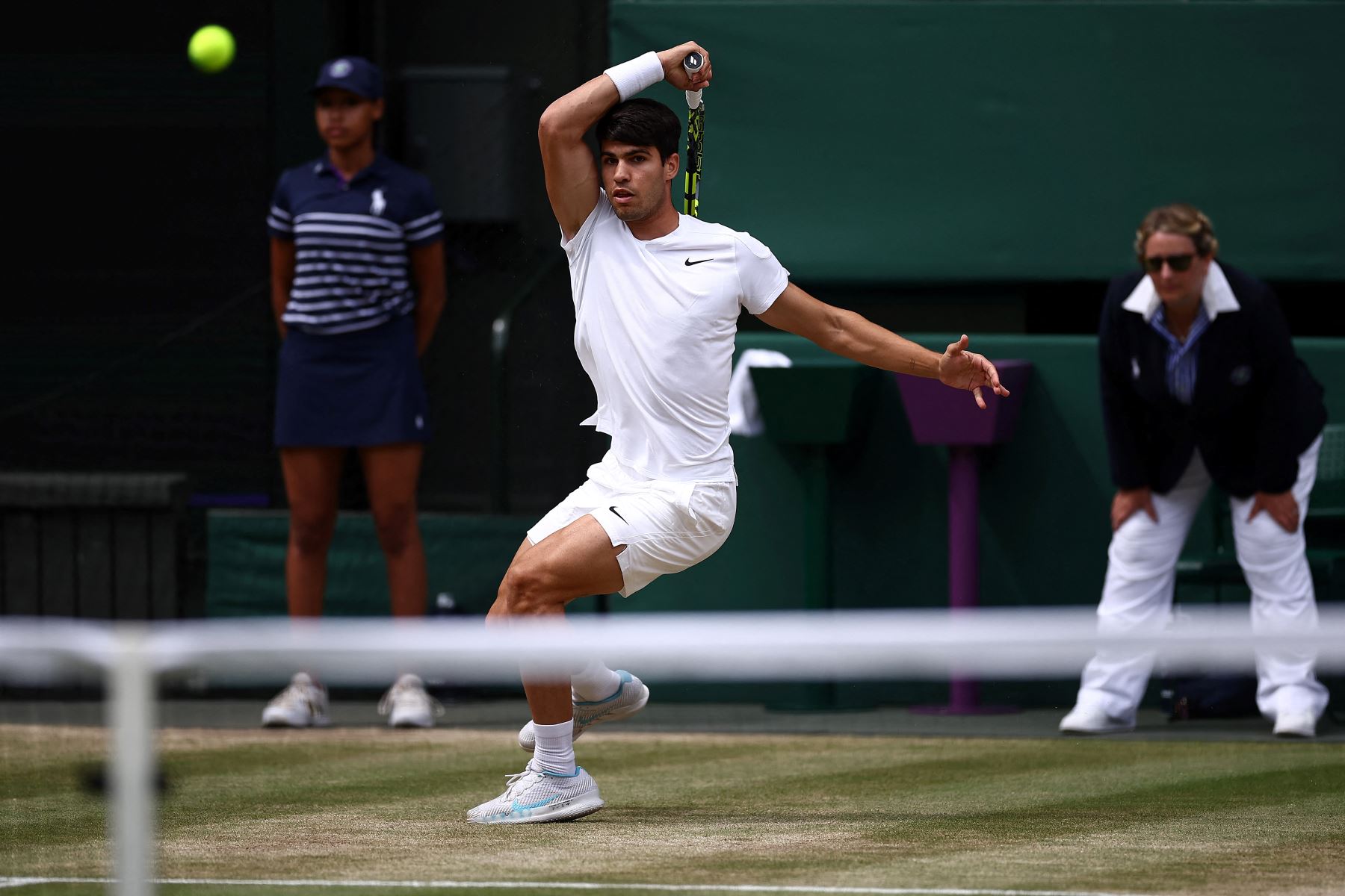 El español Carlos Alcaraz  juega contra el serbio Novak Djokovic durante su último partido de tenis individual masculino en el decimocuarto día del Campeonato de Wimbledon de 2024. AFP