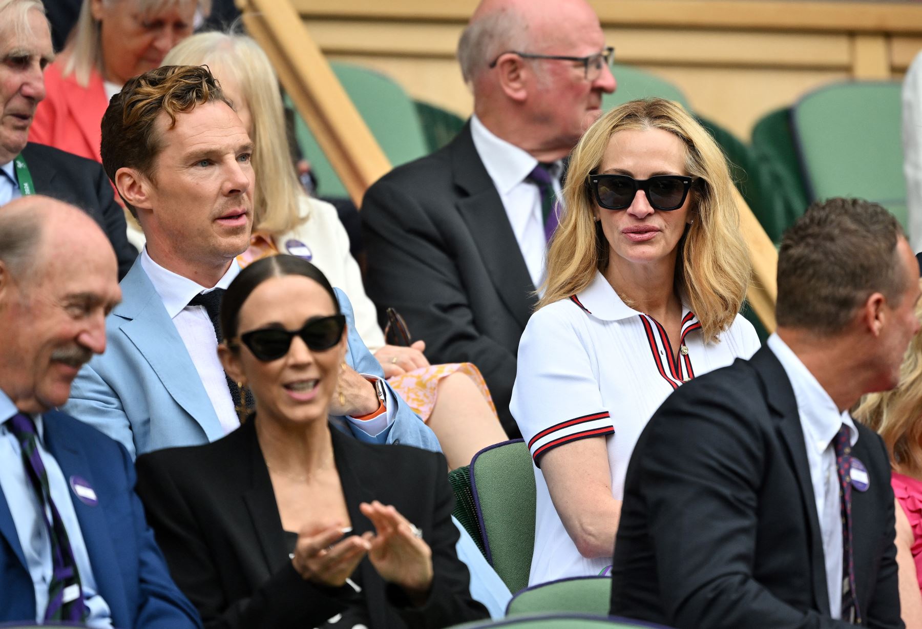 El actor  Benedict Cumberbatch y la actriz Julia Roberts se sientan en el palco real para ver al español Carlos Alcaraz jugar contra el serbio Novak Djokovic en la final masculina de tenis individual del decimocuarto día del Campeonato de Wimbledon de 2024. AFP