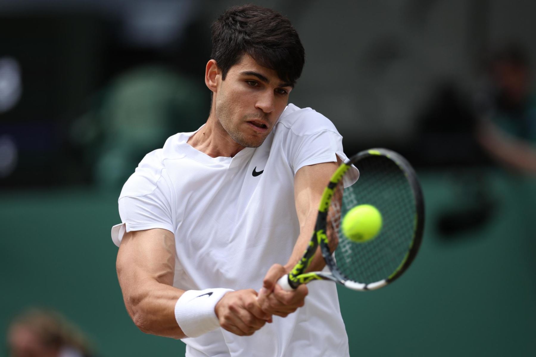 Carlos Alcaraz de España en acción durante la final individual masculina contra Novak Djokovic de Serbia en el Campeonato de Wimbledon. EFE