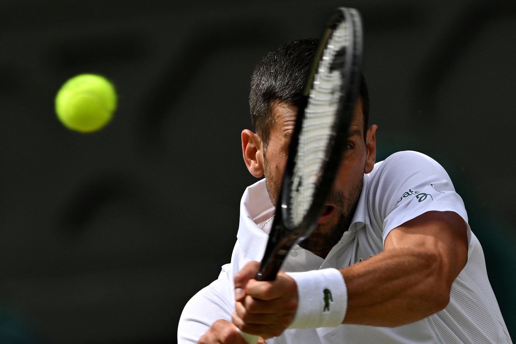 Novak Djokovic de Serbia juega contra Carlos Alcaraz de España durante el partido final de tenis individual masculino en el decimocuarto día del Campeonato de Wimbledon de 2024. AFP