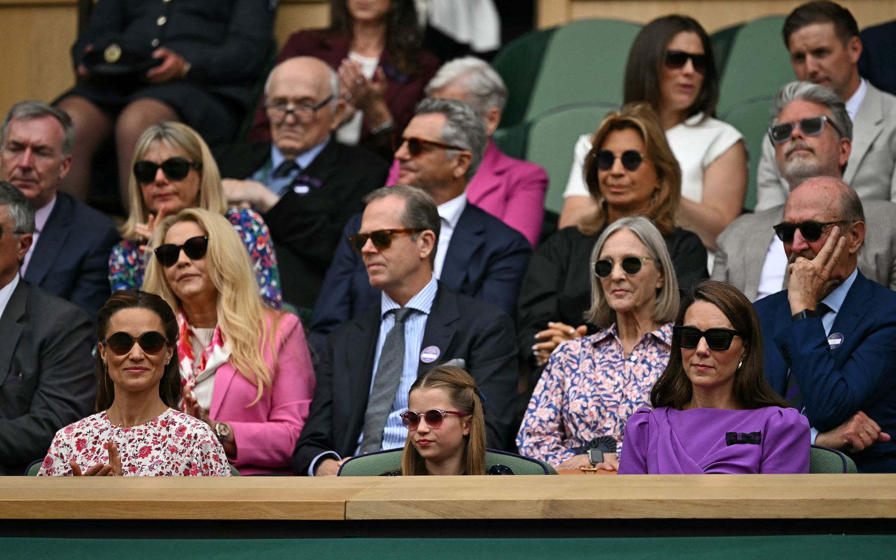 Pippa Middleton, la princesa Carlota de Gales de Gran Bretaña y la princesa Catalina de Gales de Gran Bretaña se sientan en el palco real para ver al español Carlos Alcaraz jugar contra el serbio Novak Djokovic en el partido final de tenis individual masculino del decimocuarto día. del Campeonato de Wimbledon 2024. AFP