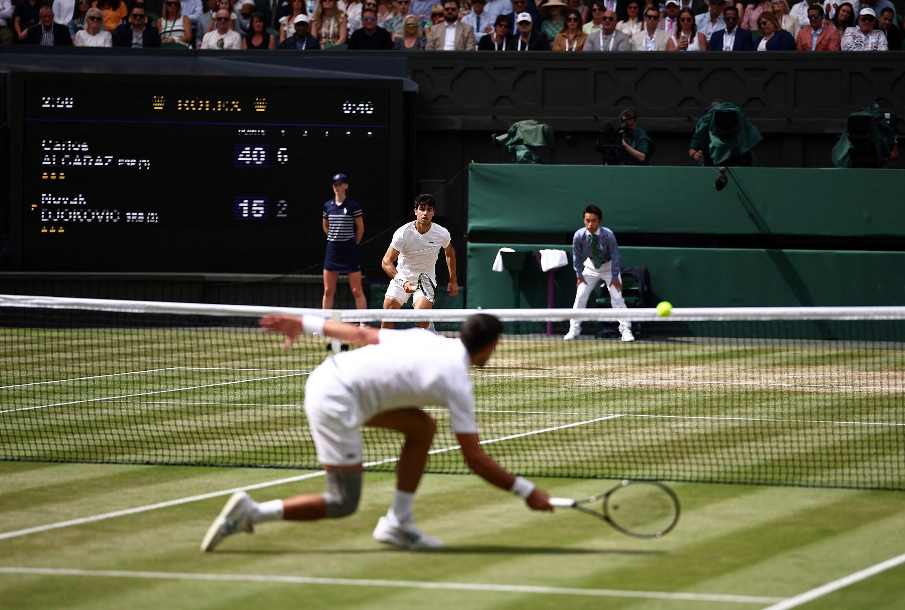 El serbio Novak Djokovic regresa contra el español Carlos Alcaraz durante su último partido de tenis individual masculino en el decimocuarto día del Campeonato de Wimbledon 2024. AFP