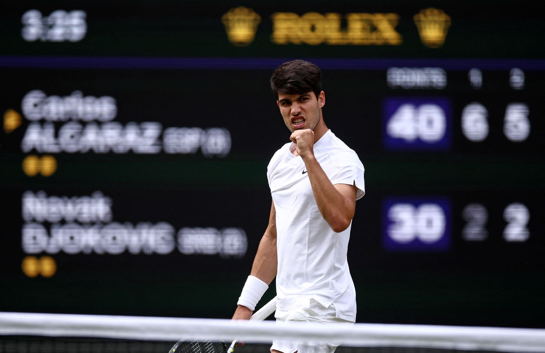 Carlos Alcaraz celebra ganar el segundo set contra el serbio Novak Djokovic durante la final de tenis individual masculina en el decimocuarto día del Campeonato de Wimbledon 2024. AFP