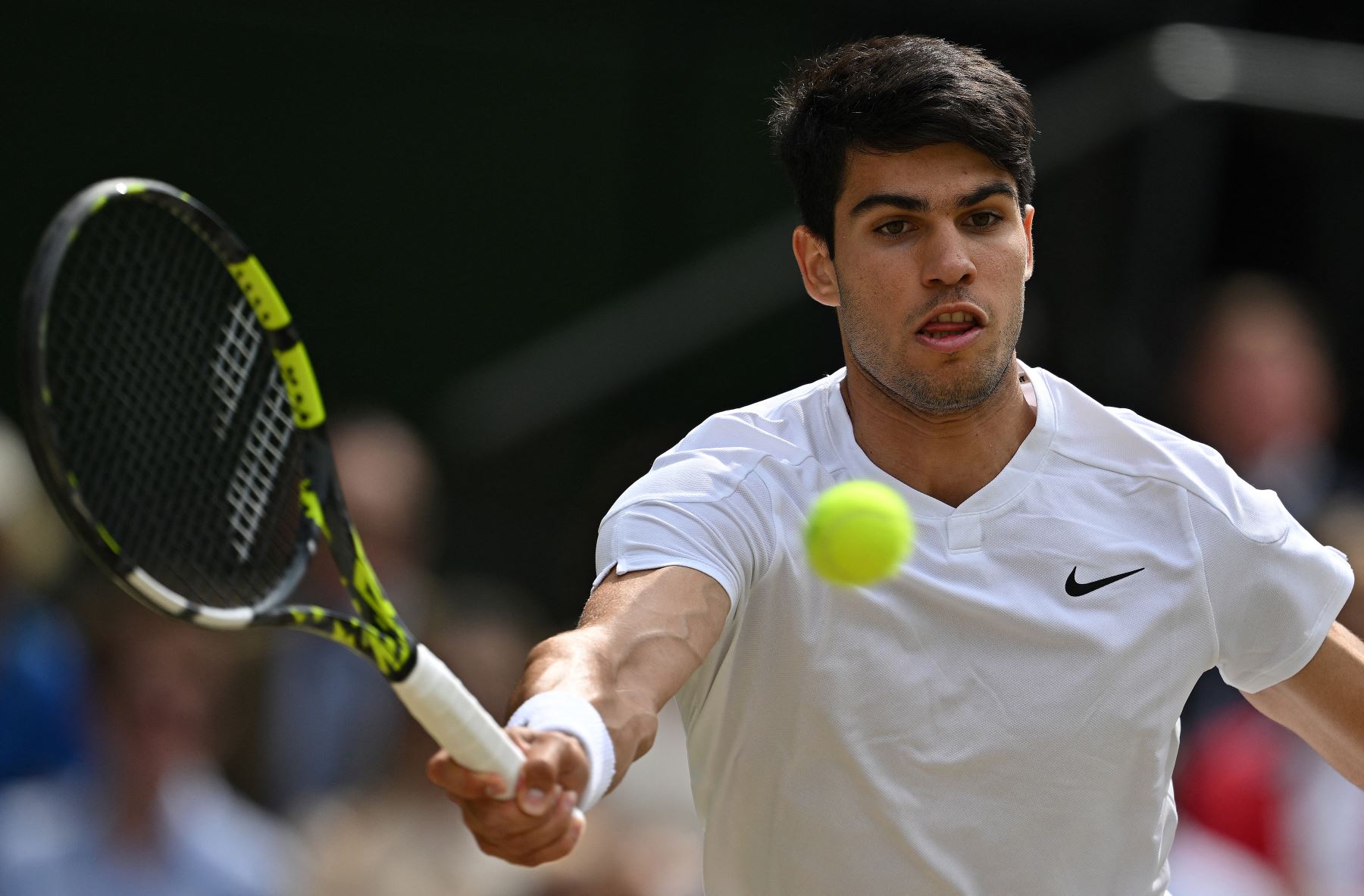 Carlos Alcaraz se enfrenta a Novak Djokovic durante la final de tenis individual masculina en el decimocuarto día del Campeonato de Wimbledon 2024. AFP