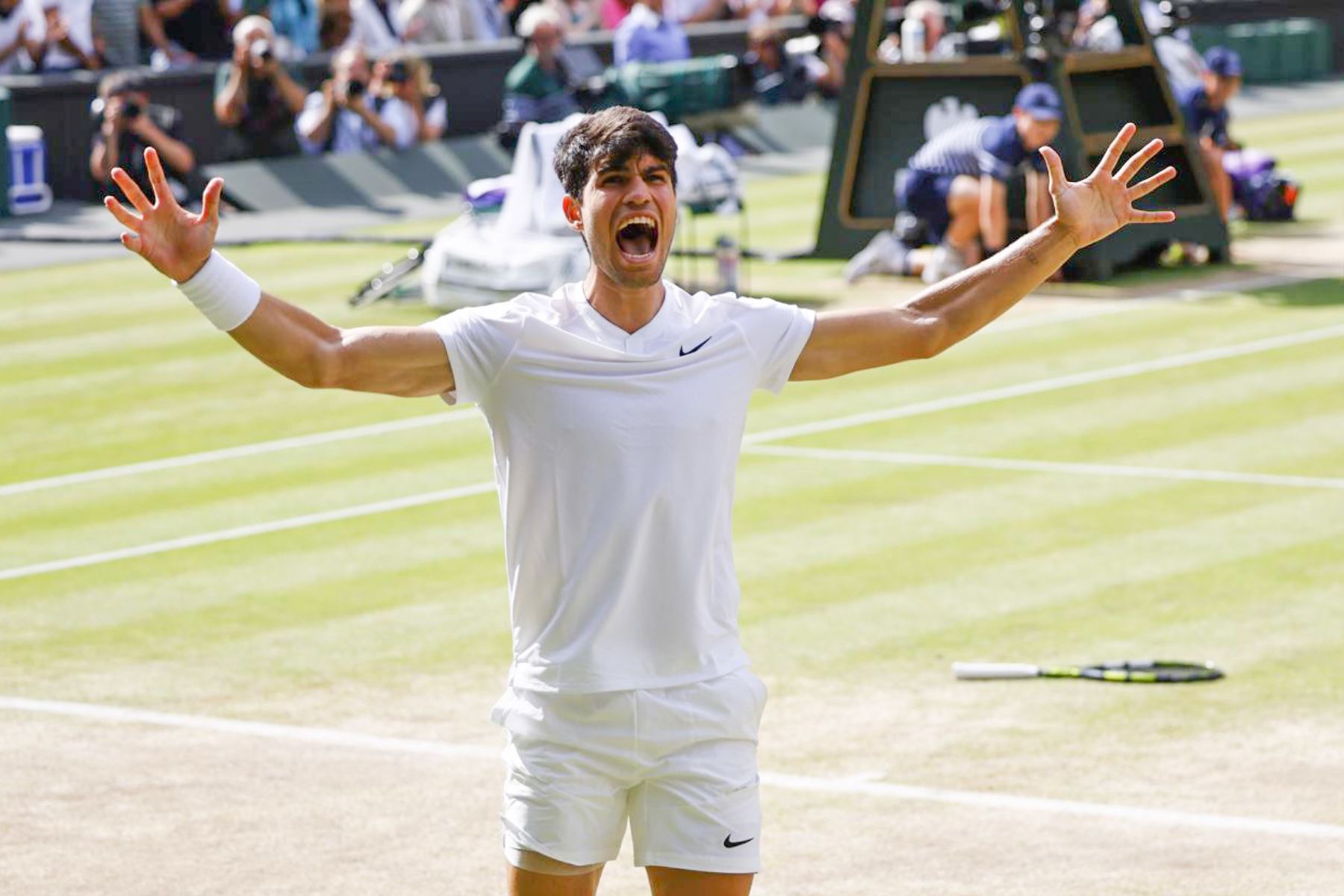 Carlos Alcaraz de España celebra tras ganar la final individual masculina contra Novak Djokovic de Serbia en el Campeonato de Wimbledon. Foto: EFE