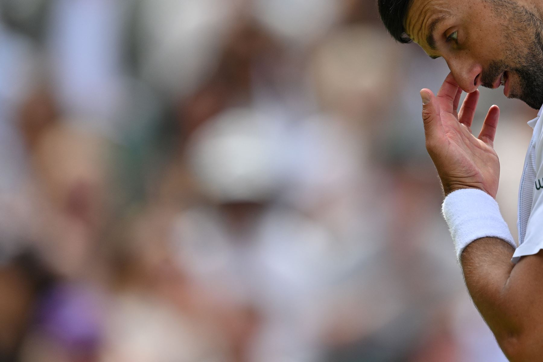 El serbio Novak Djokovic reacciona al perder contra el español Carlos Alcaraz en la final de tenis individual masculino en el decimocuarto día del Campeonato de Wimbledon 2024. AFP