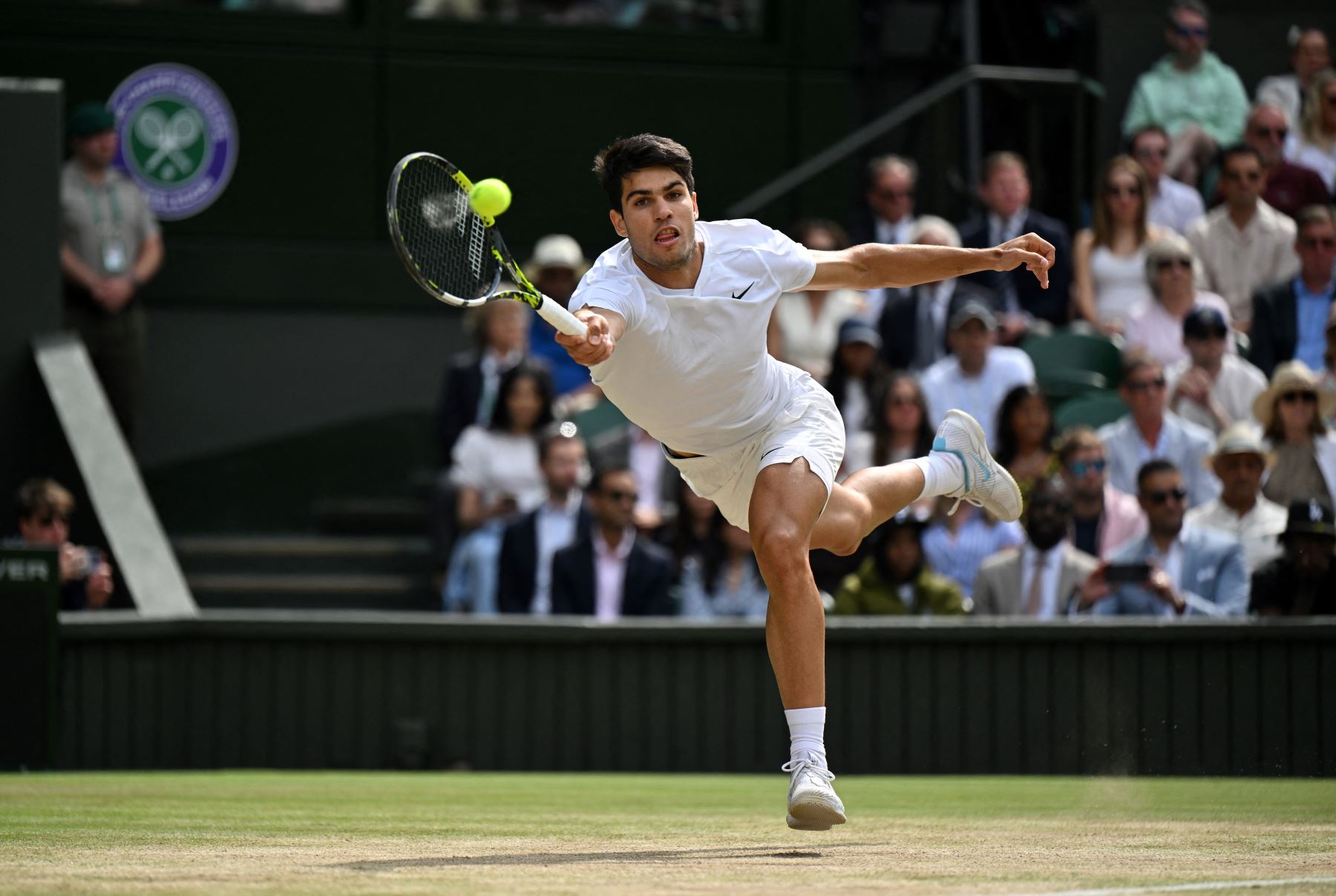 El español Carlos Alcaraz se enfrenta el serbio Novak Djokovic durante su último partido de tenis individual masculino en el decimocuarto día del Campeonato de Wimbledon de 2024. AFP