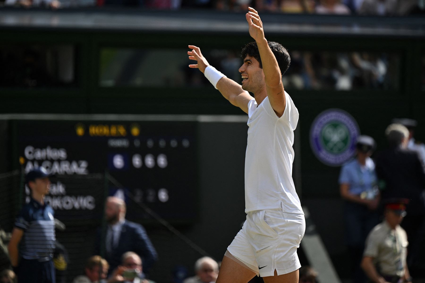 Carlos Alcaraz celebra vencer al serbio Novak Djokovic durante la final de tenis individual masculina en el decimocuarto día del Campeonato de Wimbledon 2024. Foto: AFP