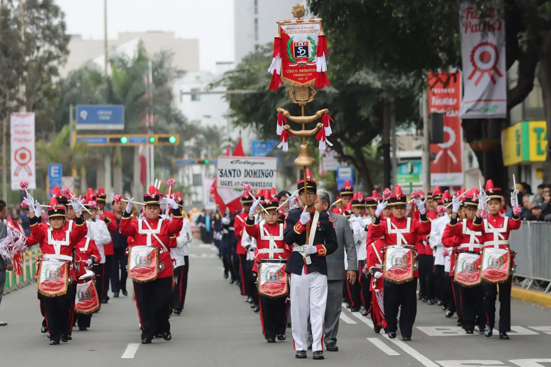 Delegaciones conformadas por diferentes colegios y sus respectivas escoltas escolares,  representantes de los bomberos de Miraflores, Policía Nacional, Fuerza Aérea y Juntas Vecinales, entre otras agrupaciones, participan del desfile cívico en Miraflores .
Foto: ANDINA / Lino Chipana.
