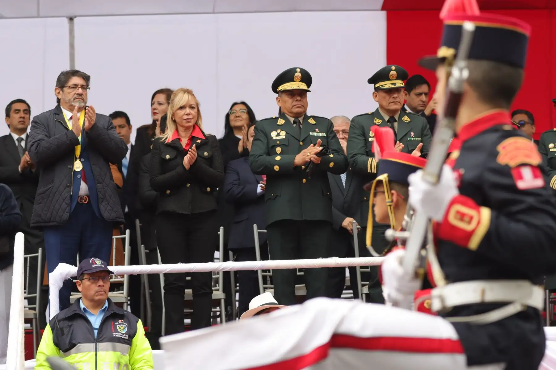 El alcalde Carlos Canales  lidera el Desfile Cívico Patriótico en el que participaron  delegaciones de colegios  representantes de los bomberos de Miraflores, Policía Nacional, Fuerza Aérea y Juntas Vecinales, entre otras agrupaciones.
Foto: ANDINA / Lino Chipana.