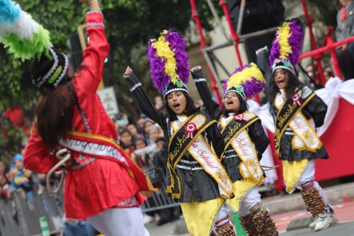 Patriotismo y color en Desfile Cívico Escolar en Miraflores