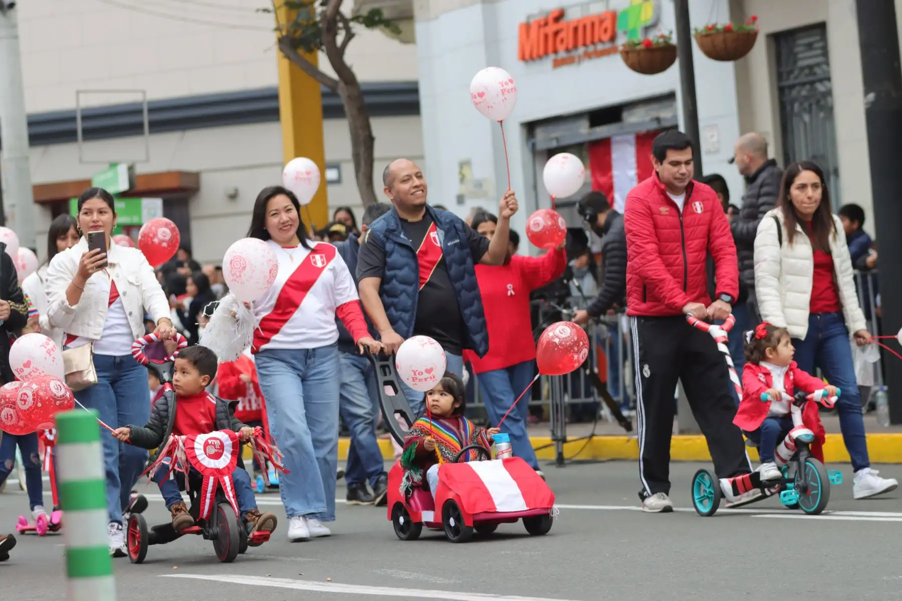 Desfile Cívico Escolar que con ocasión de las fiestas patrias se realizó en el distrito de Miraflores, con motivo de la conmemoración del 203 aniversario de la independencia del Perú. Foto: ANDINA / Lino Chipana.