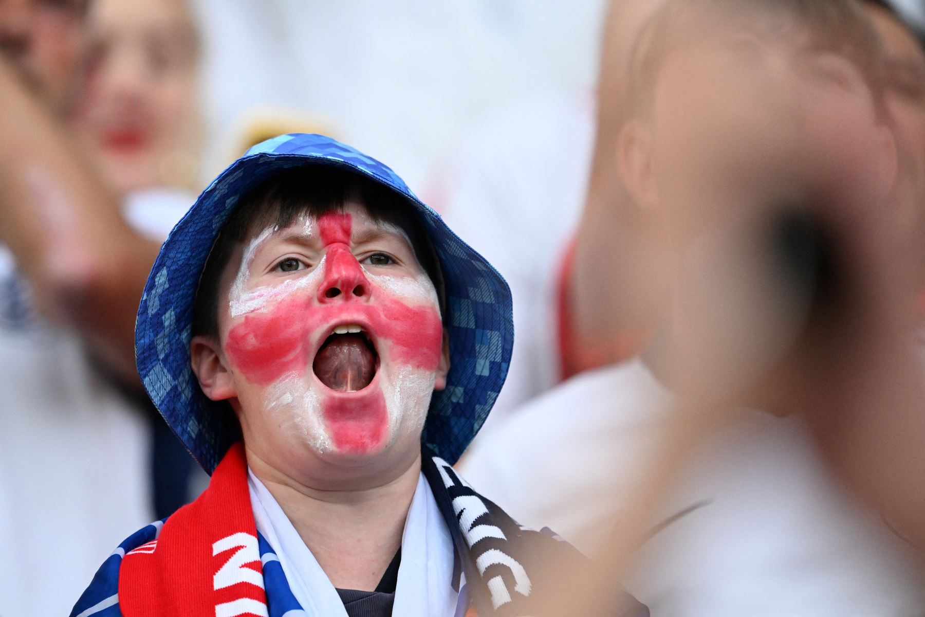 Un seguidor inglés aplaude antes del partido de fútbol final de la UEFA Euro 2024 entre España e Inglaterra en el Olympiastadion de Berlín. Foto: AFP