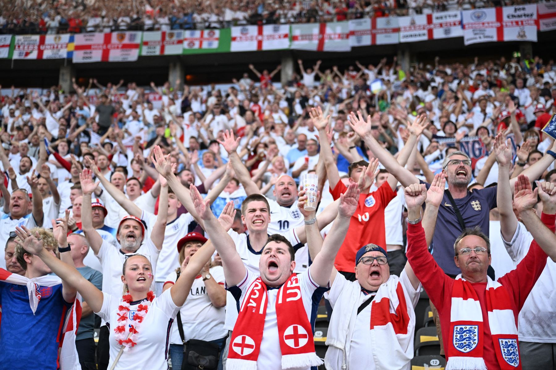 Los seguidores ingleses aplauden antes del partido de fútbol final de la UEFA Euro 2024 entre España e Inglaterra en el Olympiastadion de Berlín.. AFP