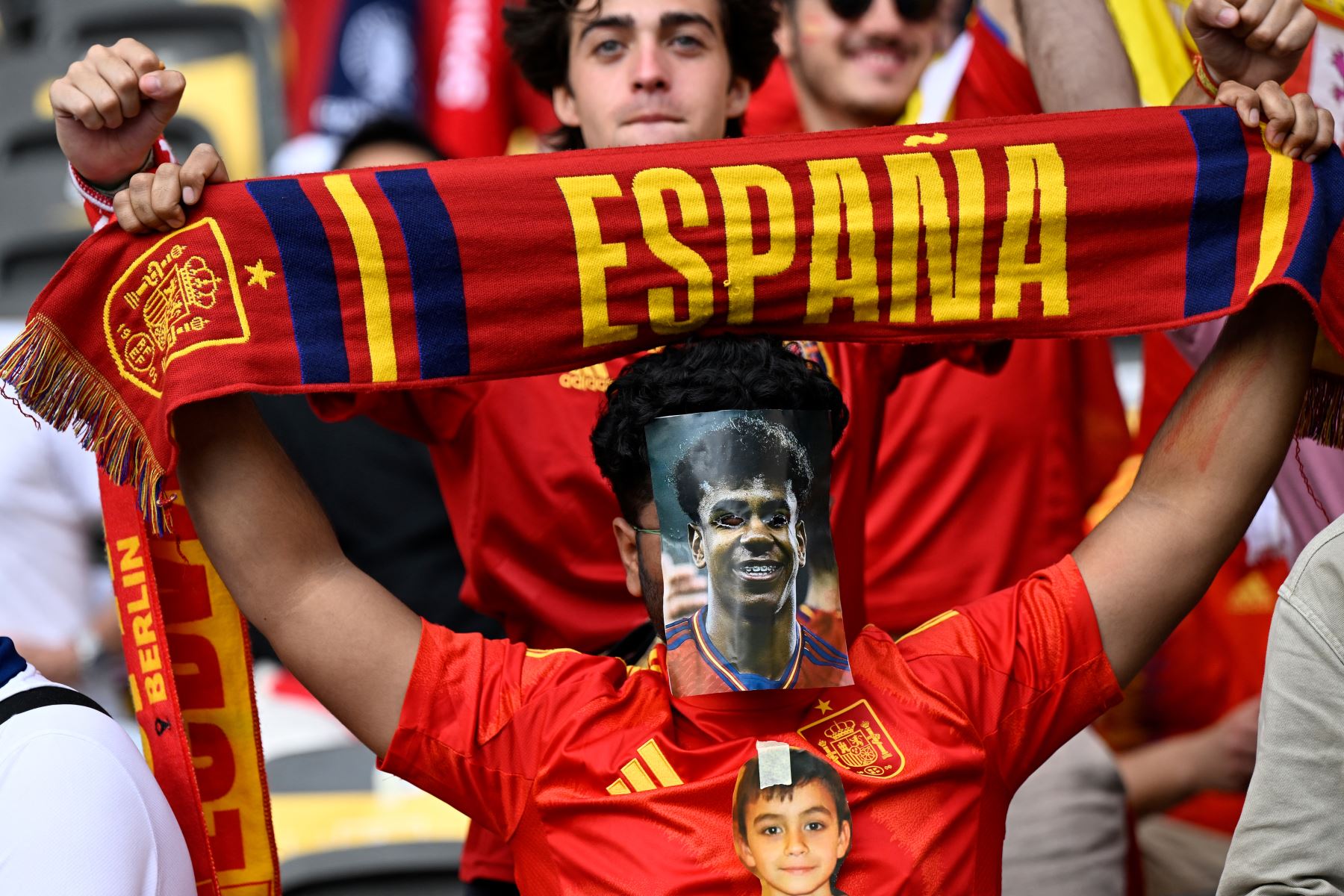 Un aficionado de España anima antes del partido de fútbol final de la UEFA Euro 2024 entre España e Inglaterra en el Olympiastadion de Berlín. AFP