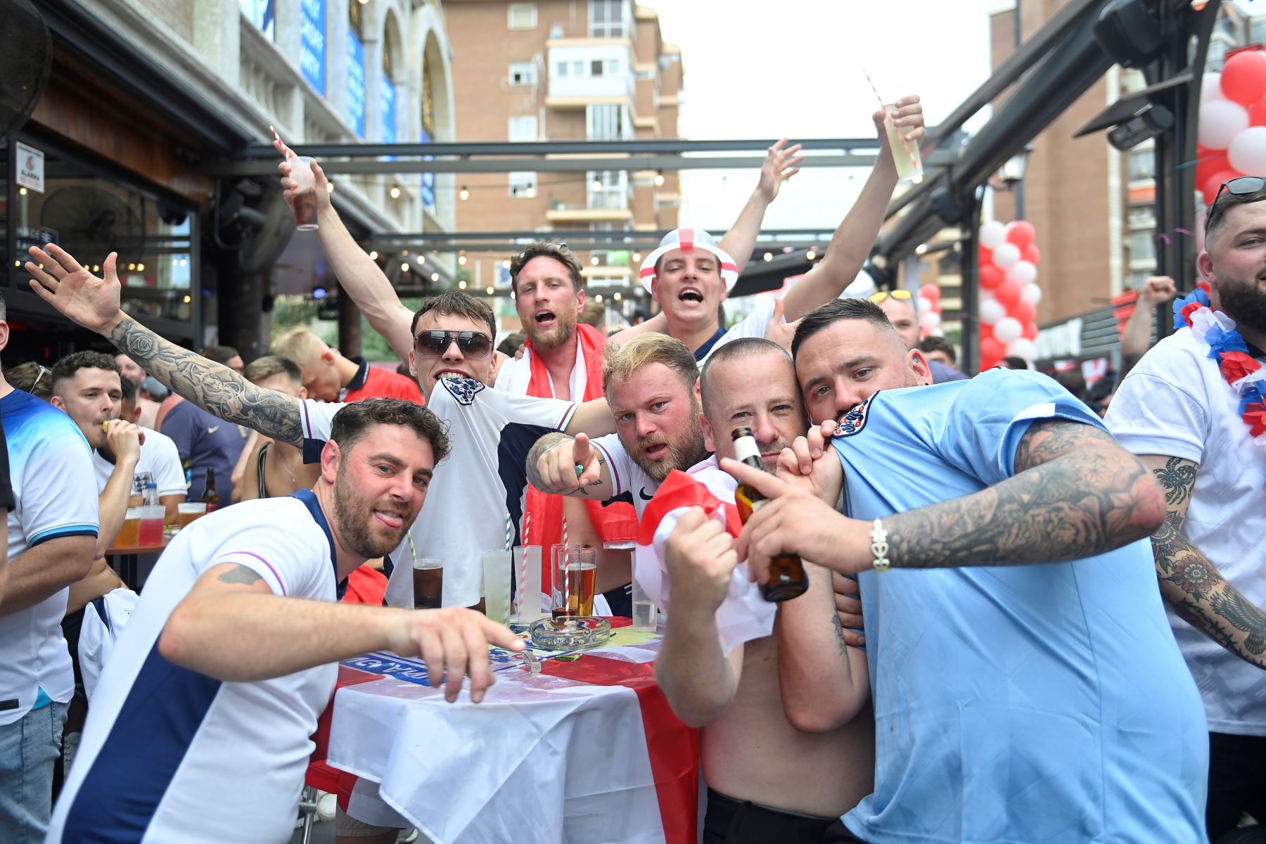 Los aficionados de Inglaterra animan antes del partido de fútbol final de la UEFA Euro 2024 entre España e Inglaterra, en Benidorm, costa este de España. AFP