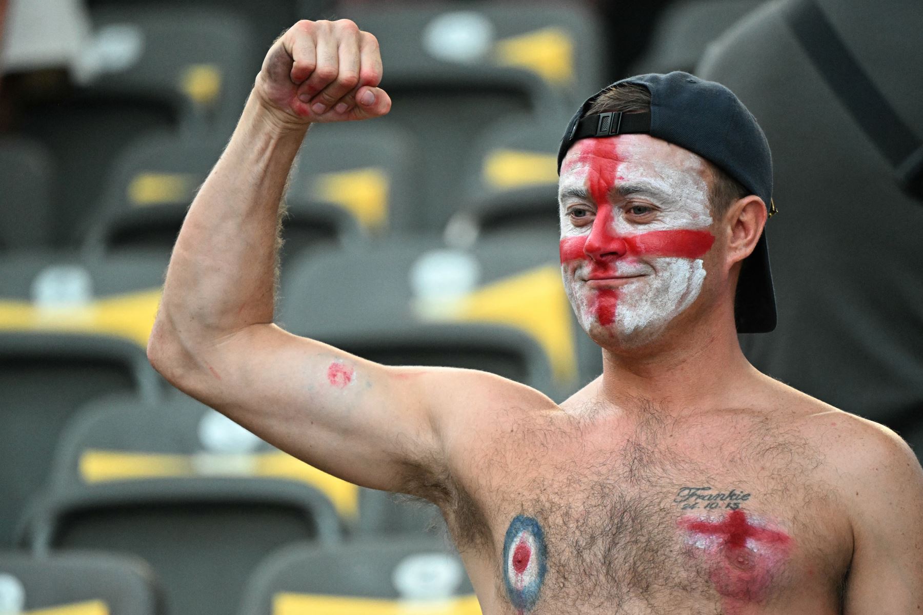 Un seguidor de Inglaterra saluda antes del partido de fútbol final de la UEFA Euro 2024 entre España e Inglaterra en el Olympiastadion de Berlín. AFP