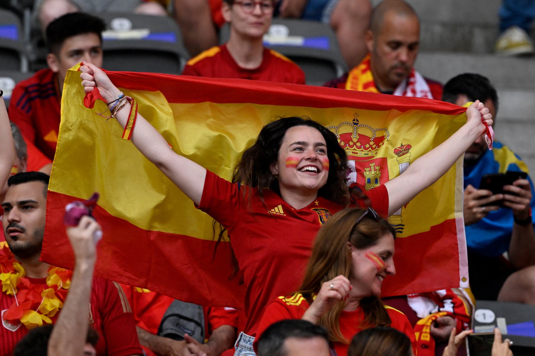 Un seguidor de Inglaterra saluda antes del partido de fútbol final de la UEFA Euro 2024 entre España e Inglaterra en el Olympiastadion de Berlín. AFP