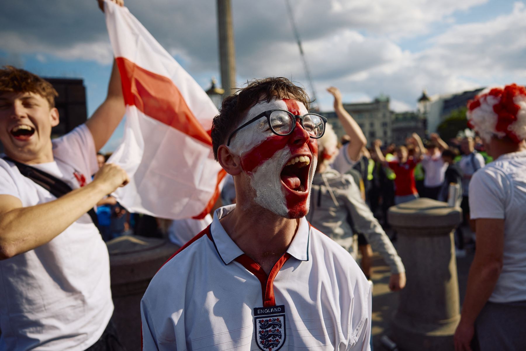 Un partidario de Inglaterra con el rostro pintado con los colores de la bandera de San Jorge grita mientras los fanáticos se reúnen cerca de Trafalgar Square en Londres antes del partido final de fútbol de la UEFA Euro 2024 entre España e Inglaterra que se jugará en Berlín el 14 de julio de 2024. Inglaterra espera Poner fin a su espera de 58 años para ganar un gran torneo internacional masculino cuando se enfrenten a una destacada selección española en la final de la Eurocopa 2024. AFP