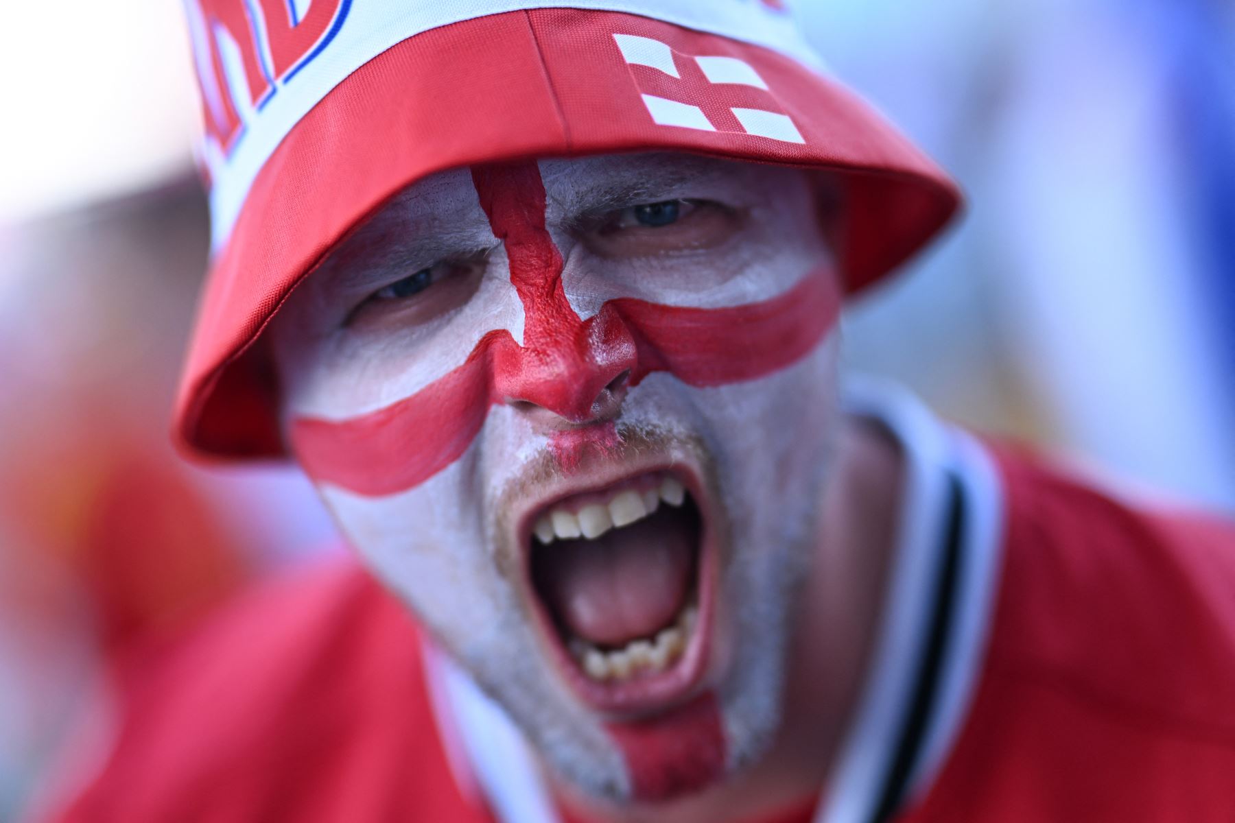 Un partidario de Inglaterra con el rostro pintado grita antes del partido final de fútbol de la UEFA Euro 2024 entre España e Inglaterra . AFP