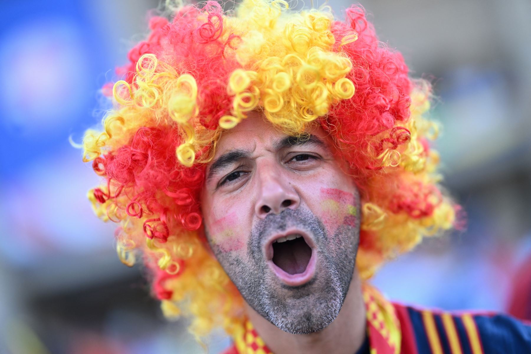 Un aficionado español posa antes del partido de fútbol final de la UEFA Euro 2024 entre España e Inglaterra en el Olympiastadion de Berlín. AFP