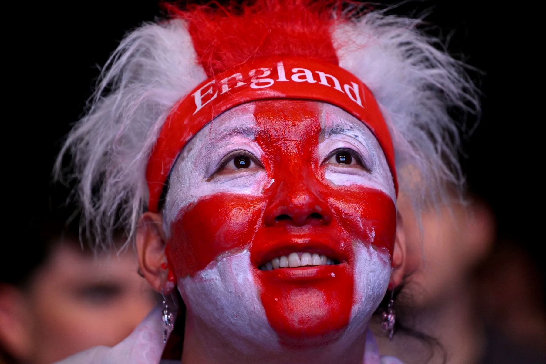 Un aficionado ingles posa antes del partido de fútbol final de la UEFA Euro 2024 entre España e Inglaterra en el Olympiastadion de Berlín. AFP