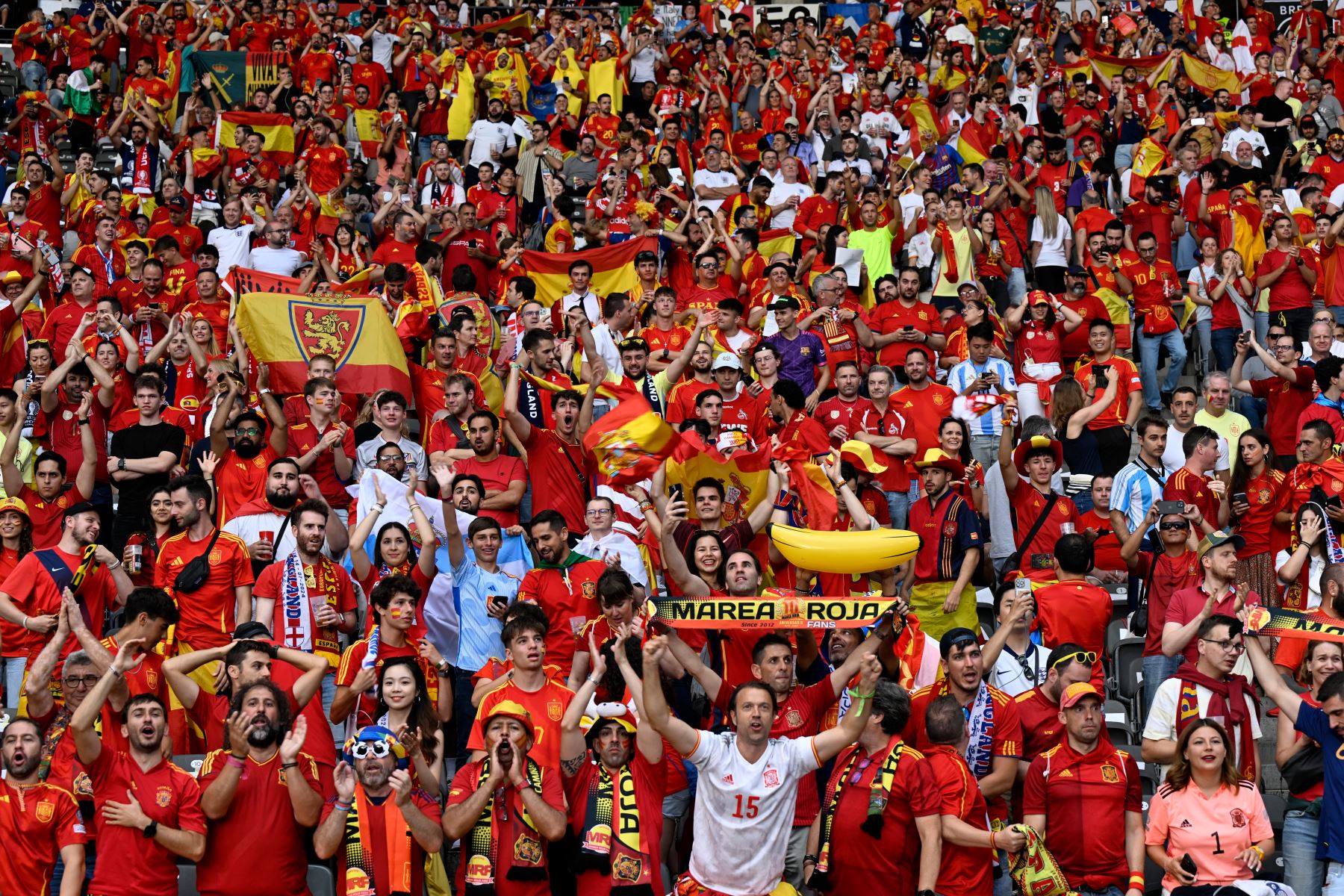 Los seguidores de España saludan antes del partido de fútbol final de la UEFA Euro 2024 entre España e Inglaterra en el Olympiastadion de Berlín. AFP