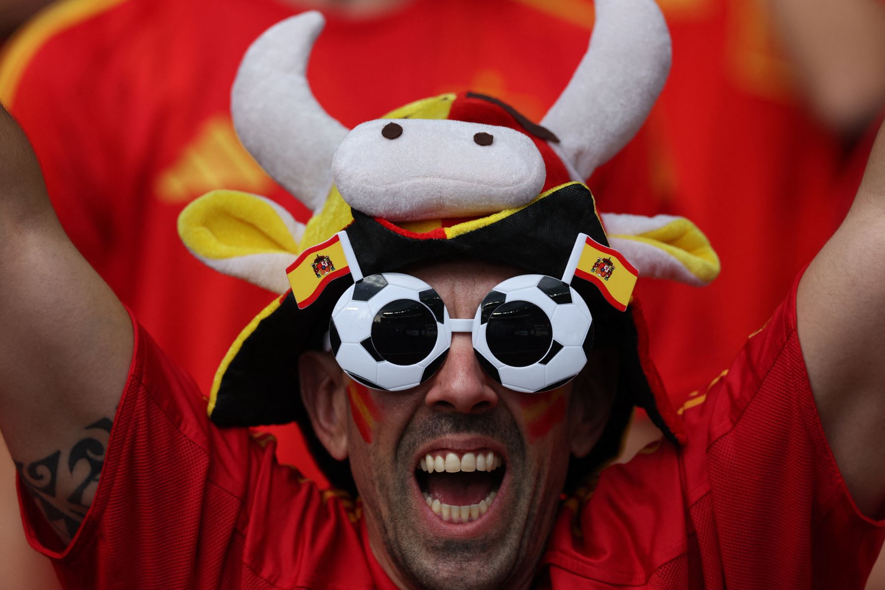 Un seguidor de España hace un gesto antes del partido de fútbol final de la UEFA Euro 2024 entre España e Inglaterra en el Olympiastadion de Berlín. AFP