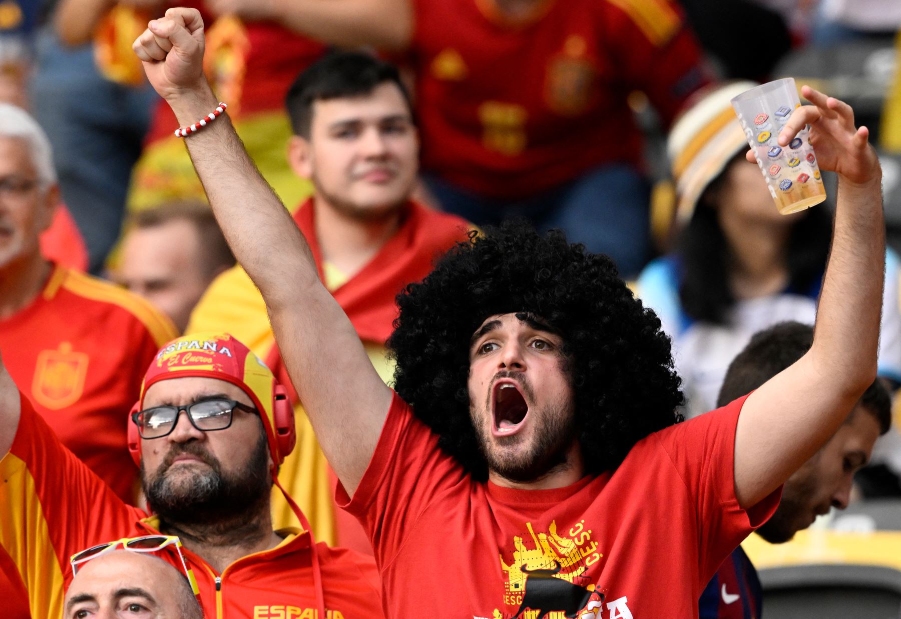 Un seguidor de España saluda ante el partido de fútbol final de la UEFA Euro 2024 entre España e Inglaterra en el Olympiastadion de Berlín. AFP