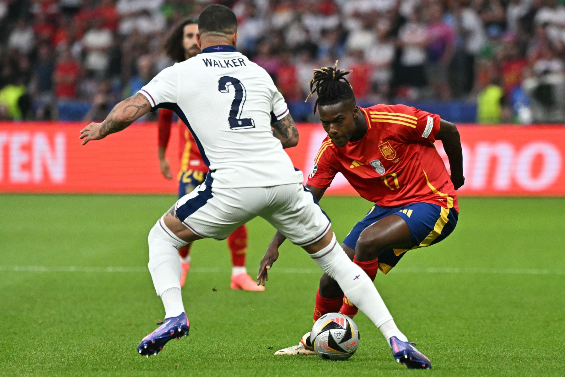 El centrocampista español  Nico Williams  lucha por el balón con el defensor de Inglaterra  Kyle Walker durante el partido de fútbol final de la UEFA Euro 2024 entre España e Inglaterra en el Olympiastadion de Berlín. Foto: AFP