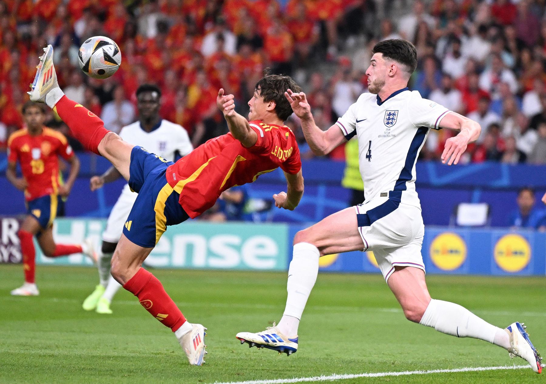 El defensor español Robin Le Normand lucha por el balón con el centrocampista inglés  Declan Rice durante el partido de fútbol final de la UEFA Euro 2024 entre España e Inglaterra. AFP