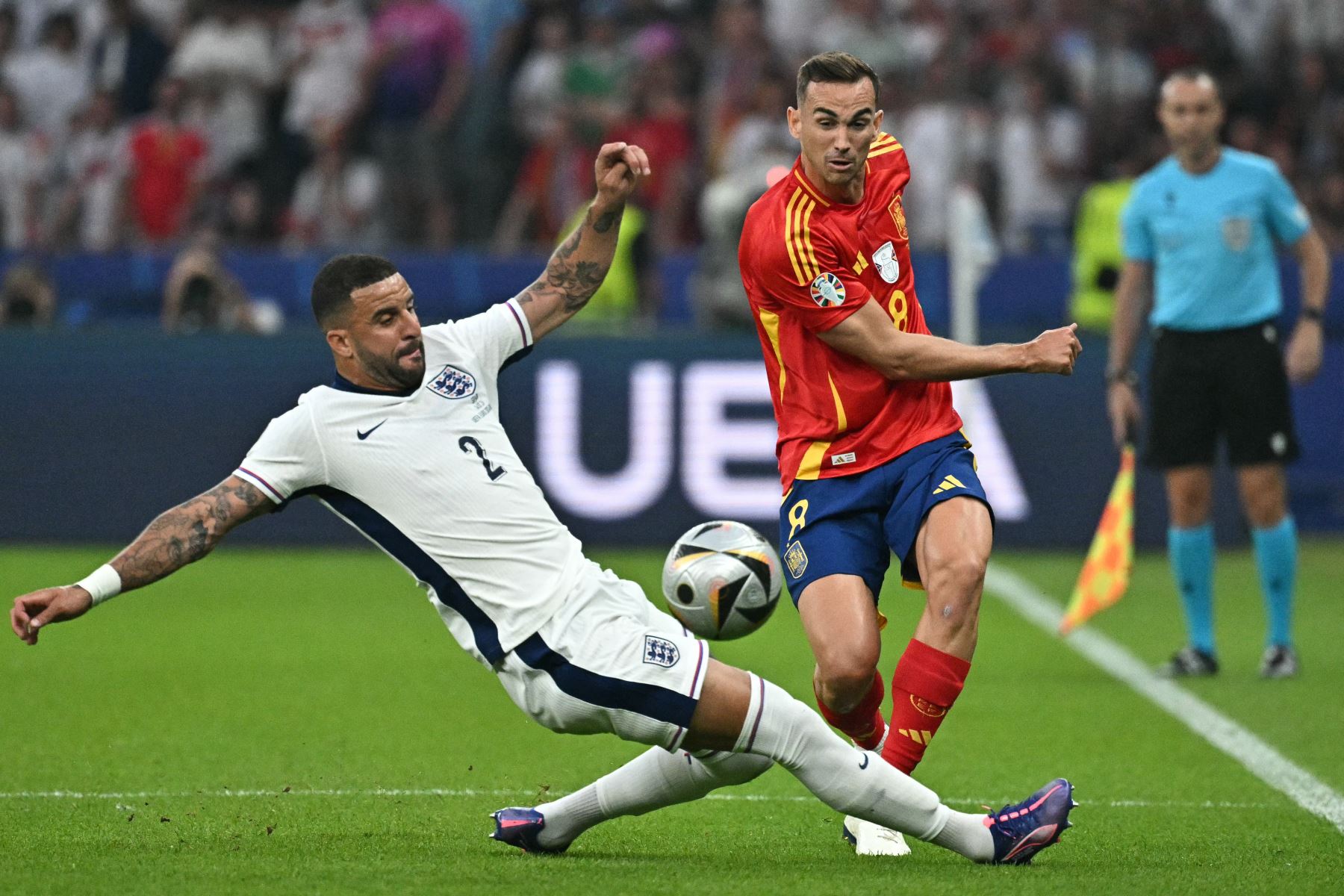 El defensor de Inglaterra  Kyle Walker lucha por el balón con el centrocampista español Fabián Ruiz durante el partido de fútbol final de la UEFA Euro 2024 entre España e Inglaterra. AFP