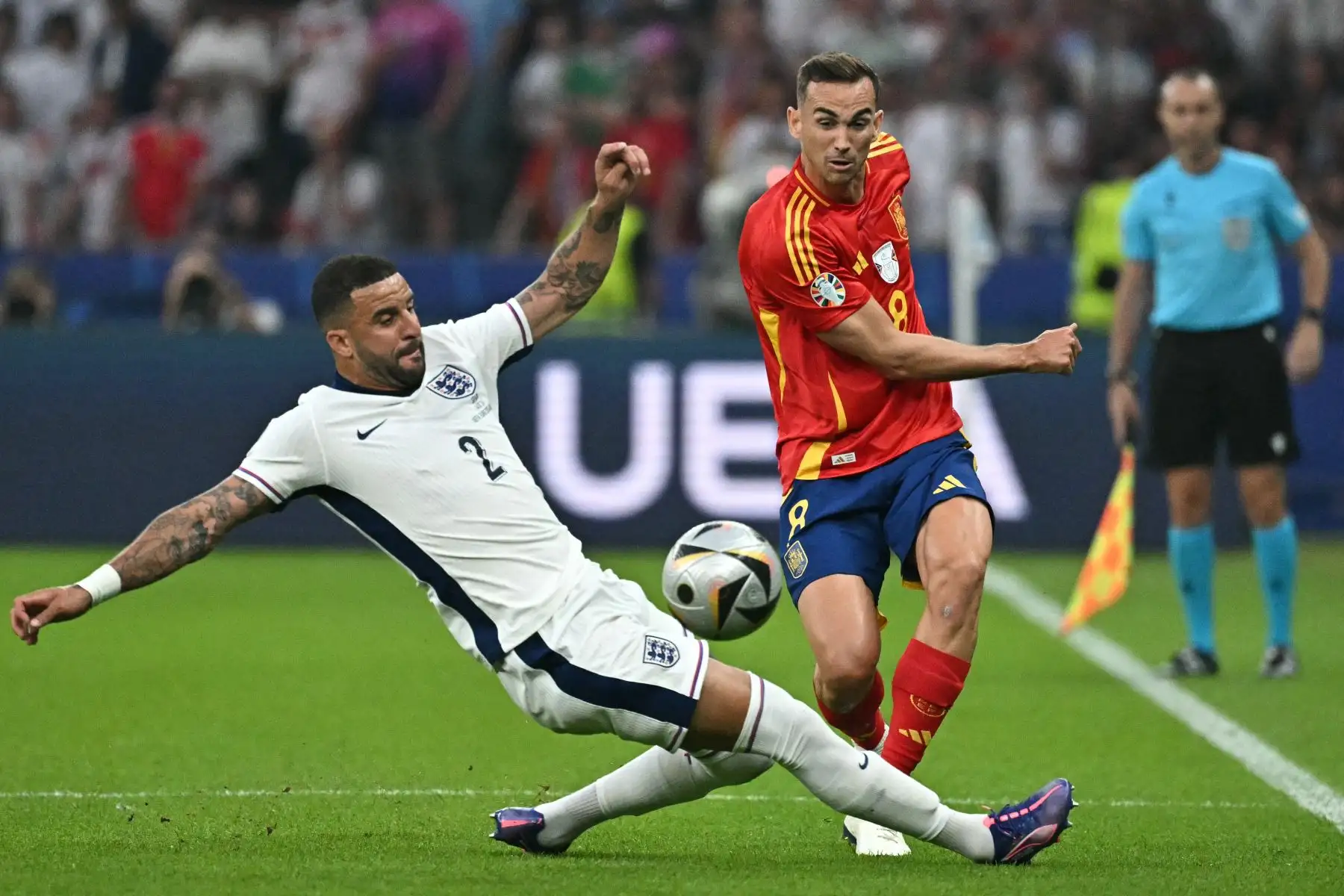El defensor de Inglaterra  Kyle Walker lucha por el balón con el centrocampista español Fabián Ruiz durante el partido de fútbol final de la UEFA Euro 2024 entre España e Inglaterra. AFP