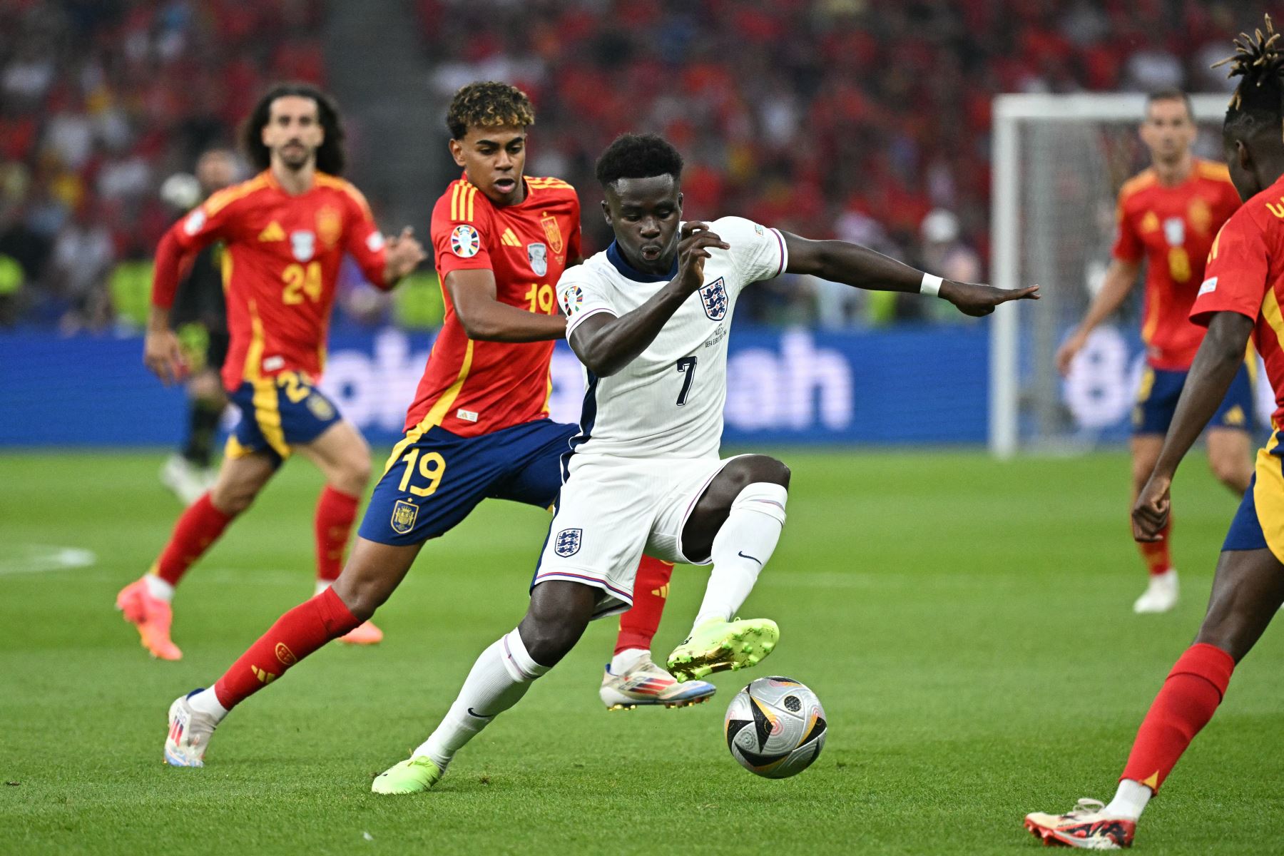 El delantero español Lamine Yamal lucha por el balón con el delantero inglés  Bukayo Saka  durante el partido de fútbol final de la UEFA Euro 2024 entre España e Inglaterra. AFP