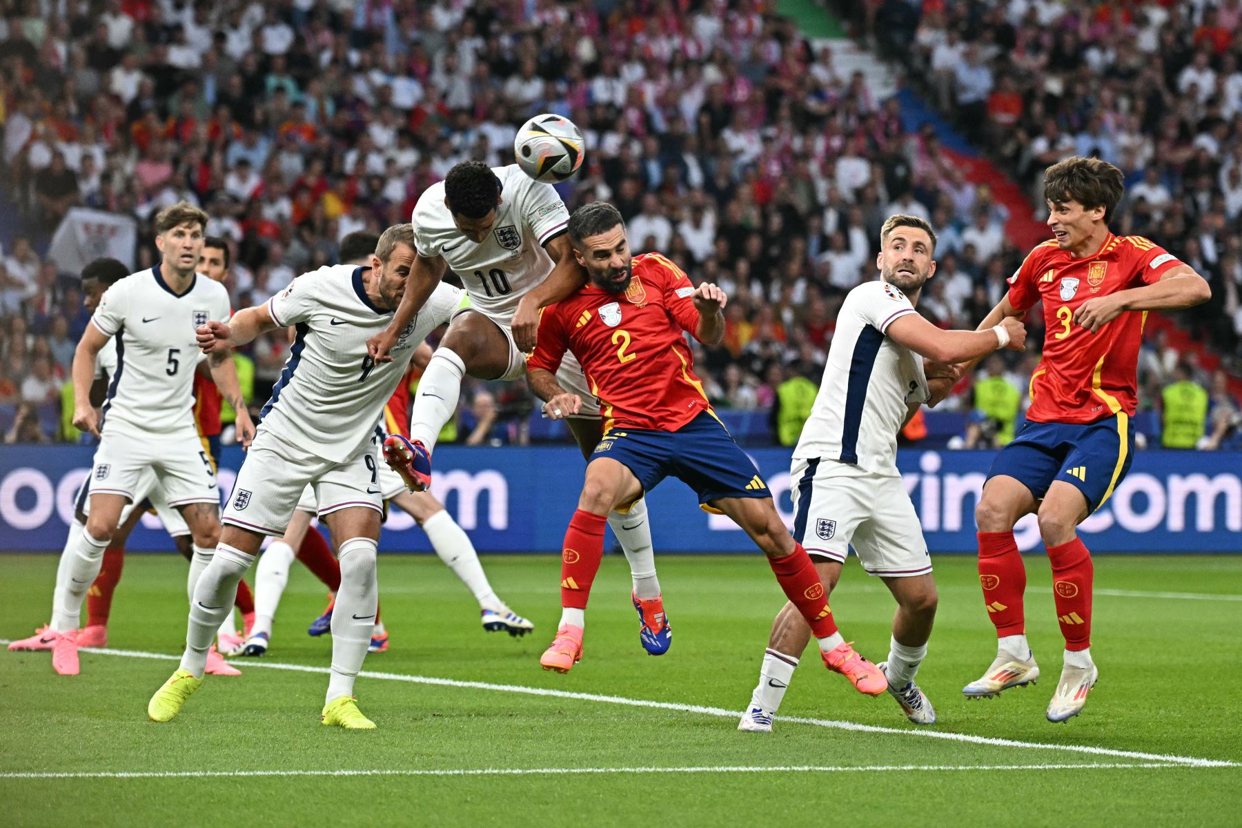 El centrocampista de Inglaterra  Jude Bellingham encabeza el balón contra el defensor de España Dani Carvajal durante el partido de fútbol final de la UEFA Euro 2024 entre España e Inglaterra. AFP